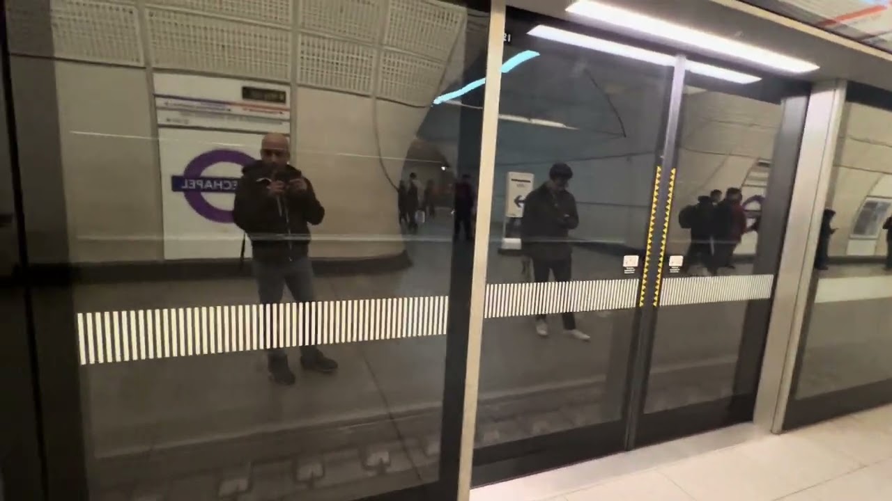 Elizabeth train to Abbey Wood! Whitechapel - Move to the platform.