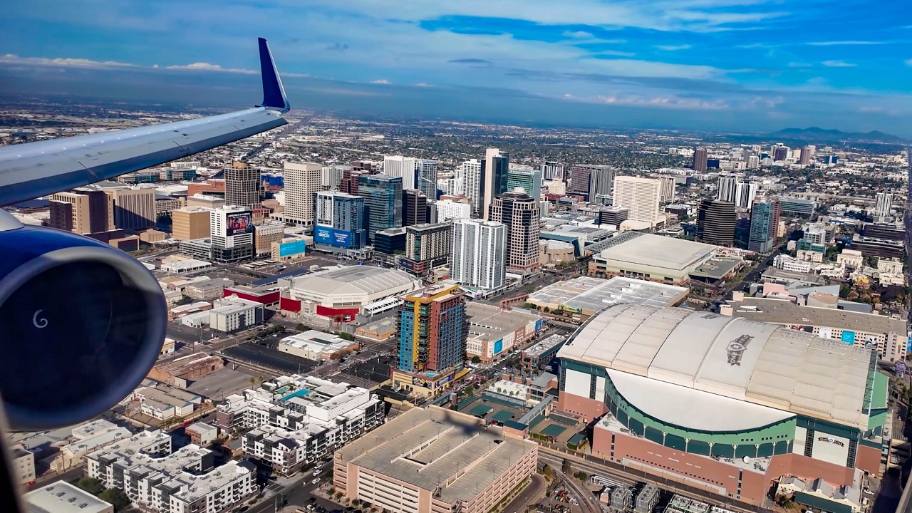 757-200 SCENIC LANDING IN PHOENIX! DOWNTOWN PHOENIX! W/ ATC - VERY ANNOYED PHOENIX GROUND CONTROLLER