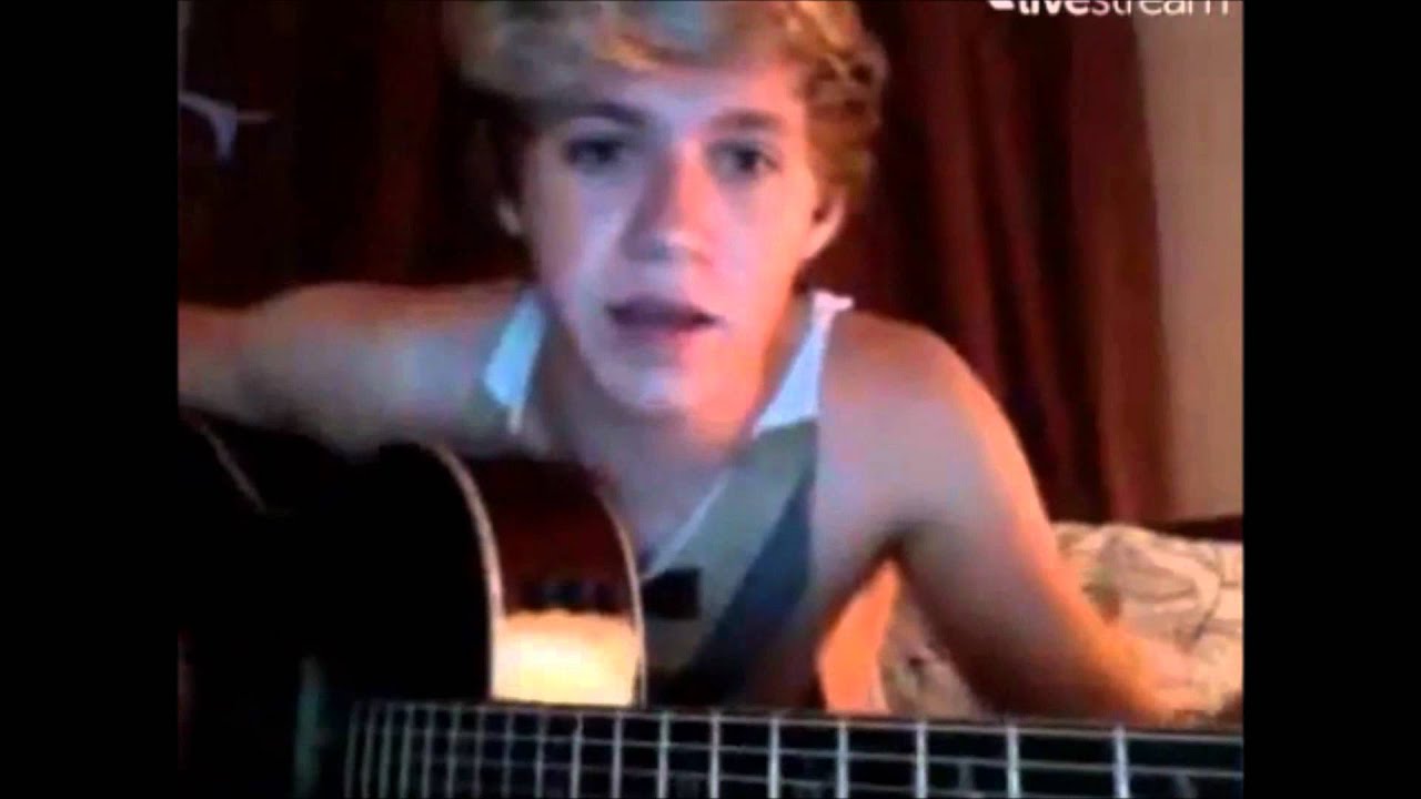 Niall play guitar in twitcam :)