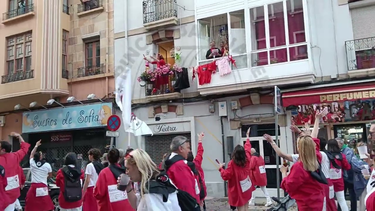 Cuadrilla Los Txollos en el desfile del blusa #SJM25