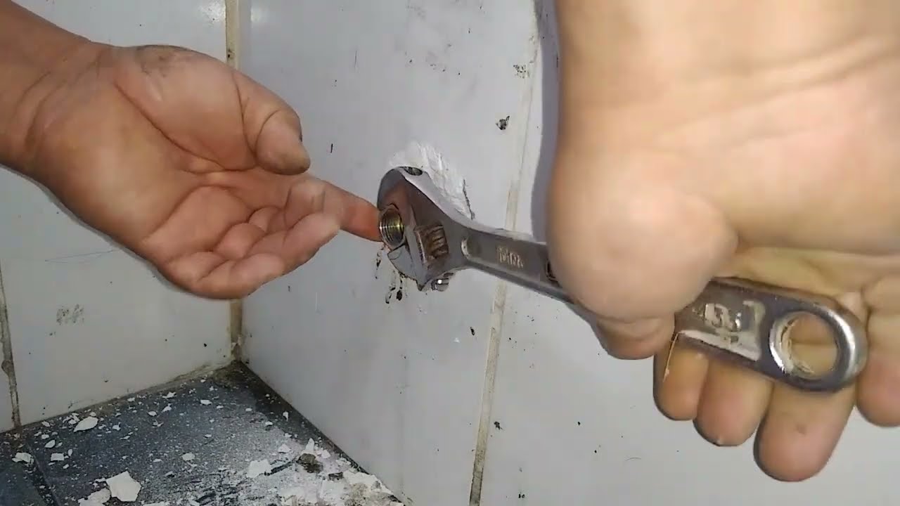 como retirar un tubo de abasto o chicote muy metido en la pared de una manera práctica y sencilla
