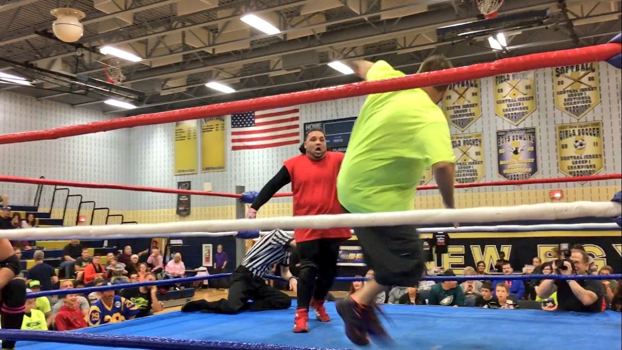БОЛЕЛЬЩИК ВЫСЫПАЕТСЯ НА РИНГ НА МЕРОПРИЯТИИ INDY WRESTLING | НАПАДАЕТ НА РЕСЛЕРА!
