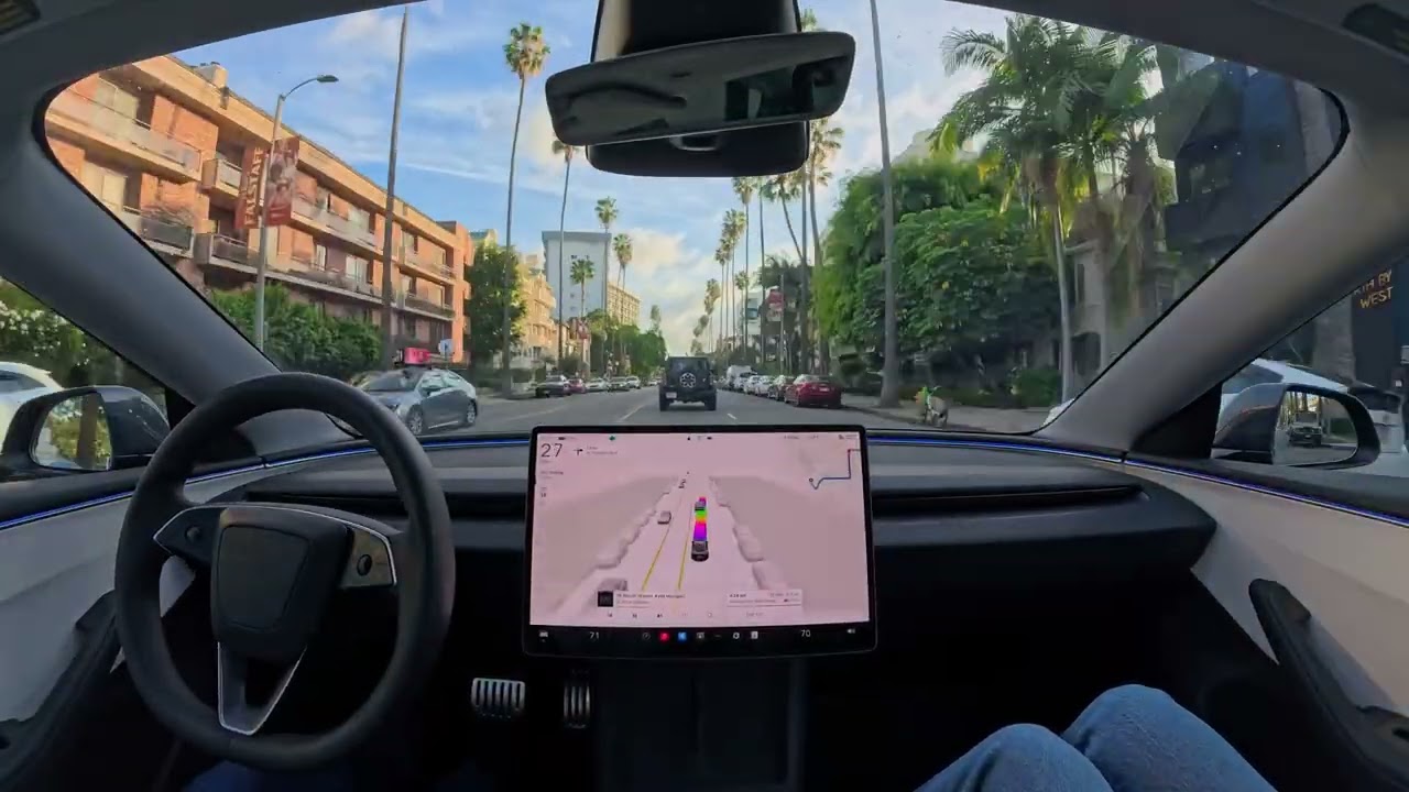 Моя Tesla везет меня в торговый центр Century City.