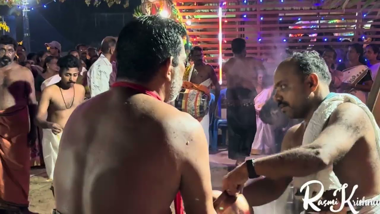 കൂട്ടത്തിൽ നിന്ന് ആളെ പിടിച്ച് കൊണ്ടുവരുന്ന ഭഗവതിയും മുത്തപ്പനും | പന്തീരാഴി പൂജ  