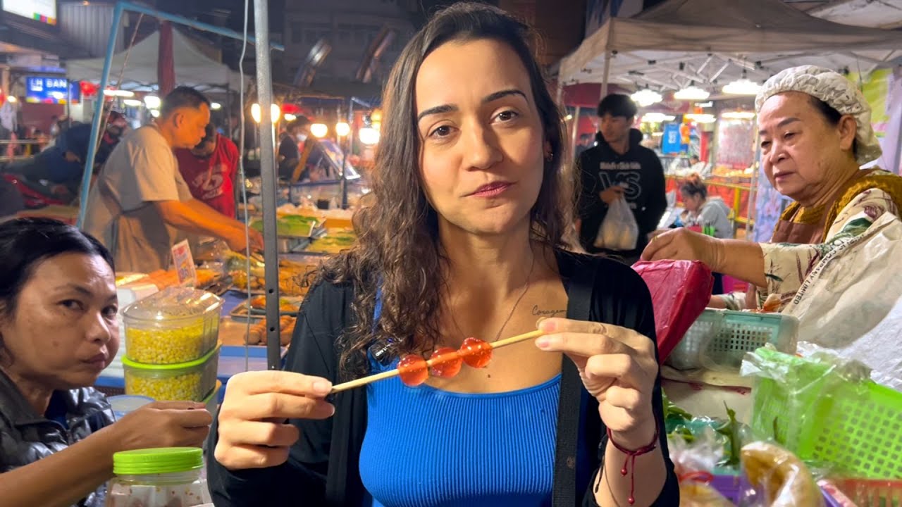 Comendo comida de rua em um mercado local na Tailândia