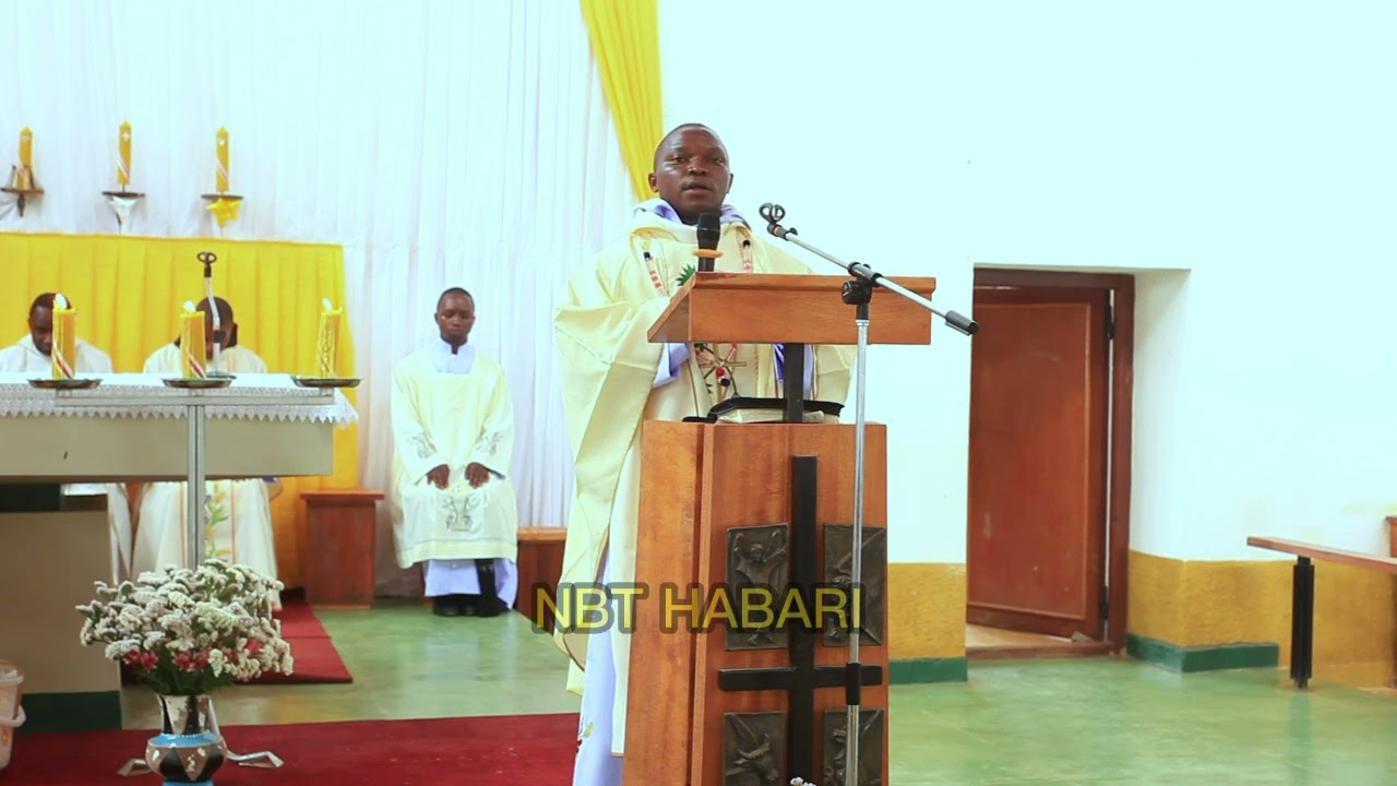 PADRE MPYA AYUBU MWAGENI AKITOA NENO LA SHUKRANI KATIKA MISA YAKE PAROKIANI MATOLA