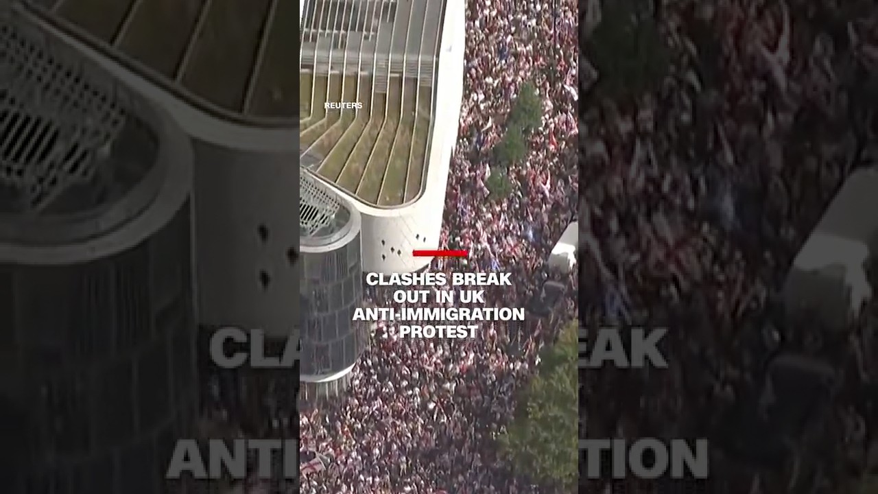 Clashes break out in UK anti-immigration protest