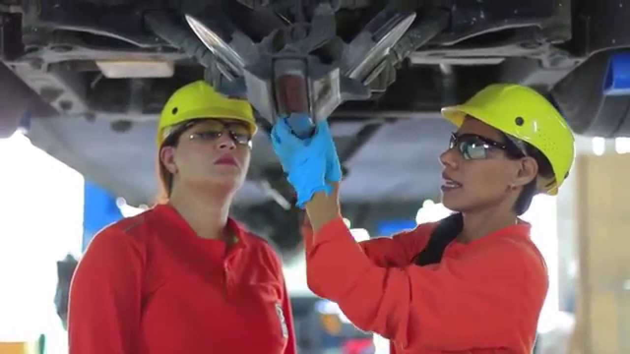El mantenimiento del tranvía pasa por las manos de Claudia y Laura