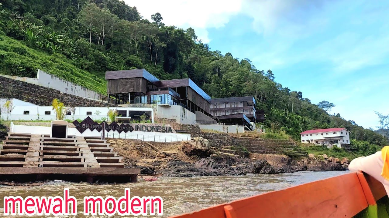 Bikin bangga !! diantara tebing PLBN labang antar dua negara indonesia malaysia yang sangat megah