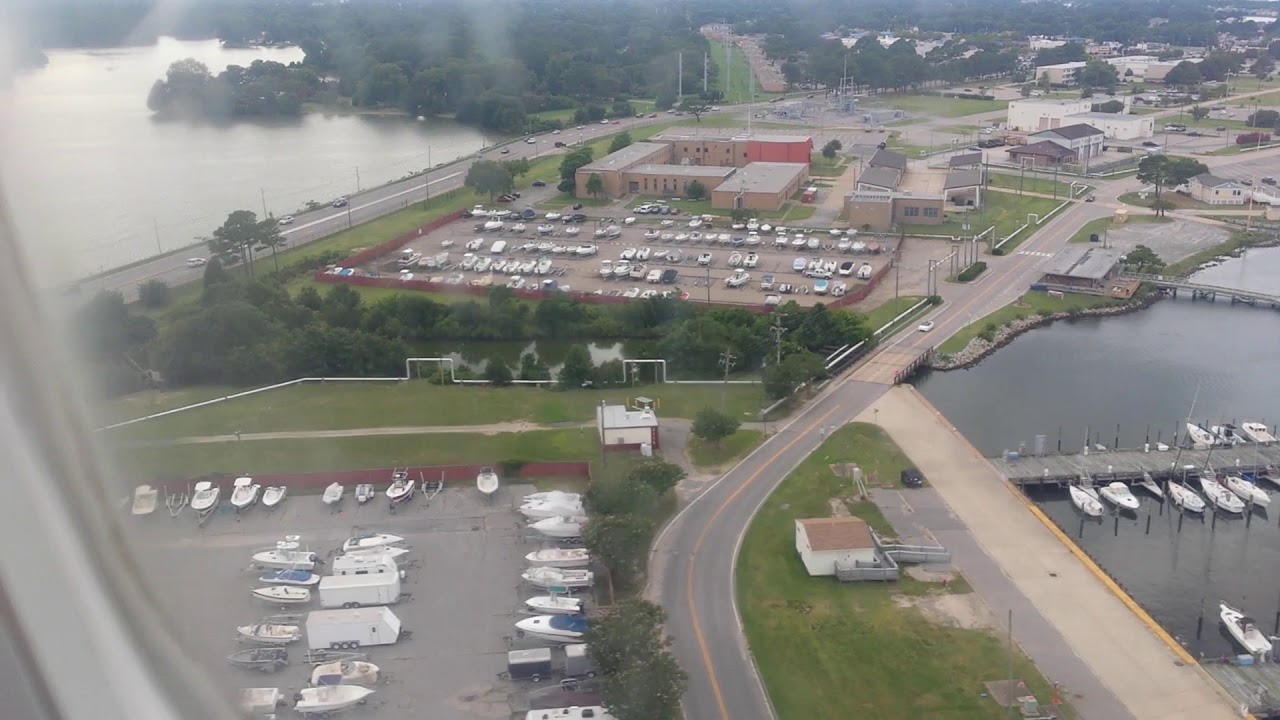 Plane landing @ Norfolk airport Virginia full