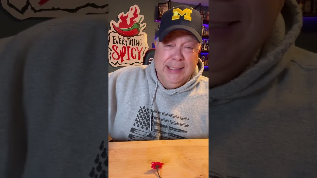 Внимание, взрыв в кишечнике! Carolina Reaper Gusher с острым соусом Dabomb.