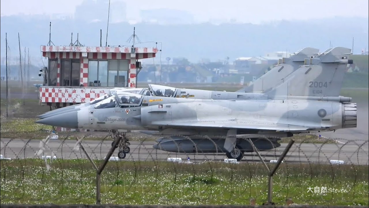 幻象短場起降，高仰角拉升 + 罕見等待線4機並排同框 MIRAGE 2000-5 short takeoff (STOL) and 4 fighters@Runway-holding position