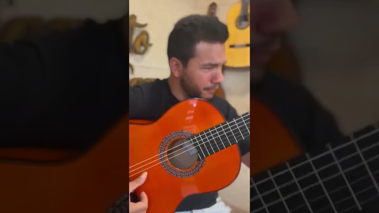 Fernando del Morao probando una guitarra Rafael Romero