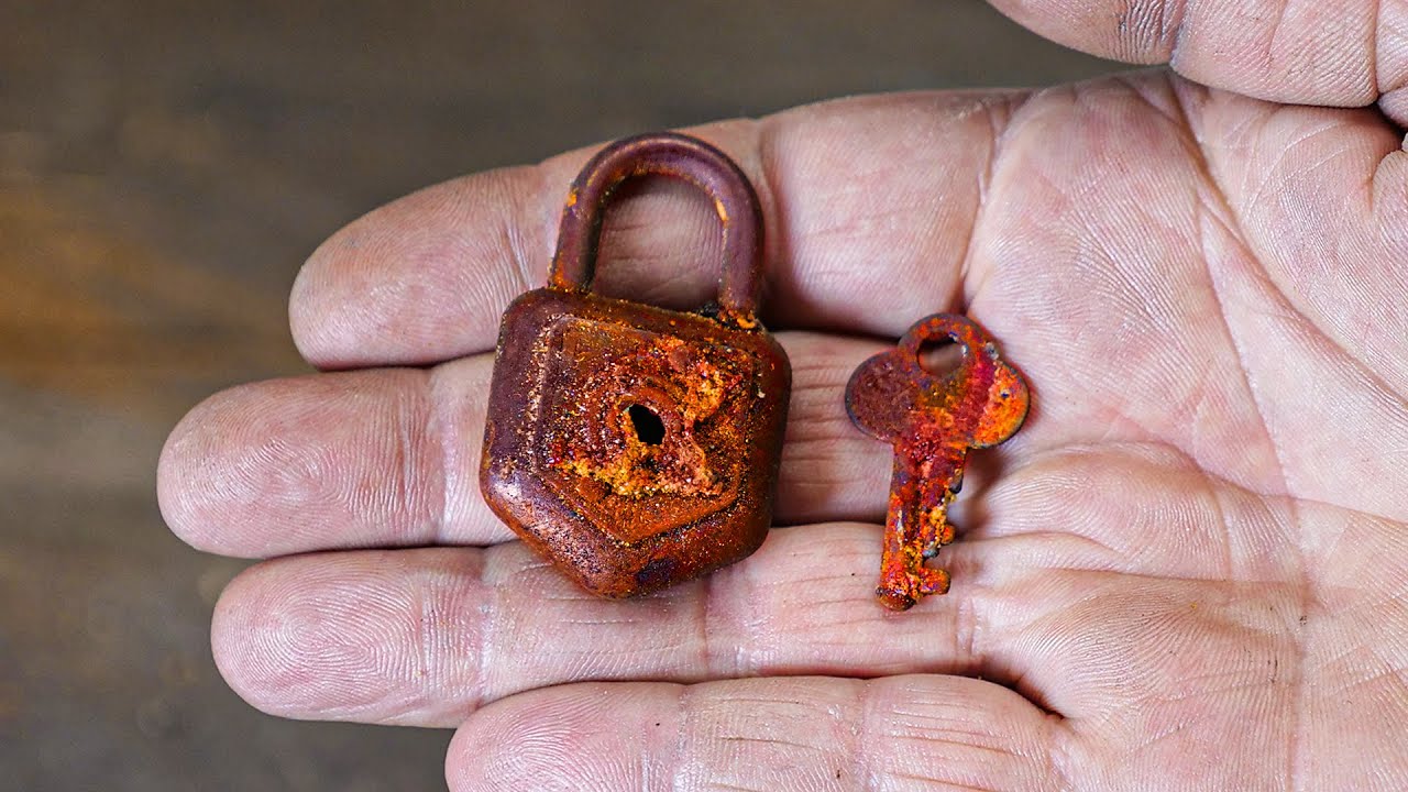 Broken Rusty Padlock Restoration - Awesome Restoration