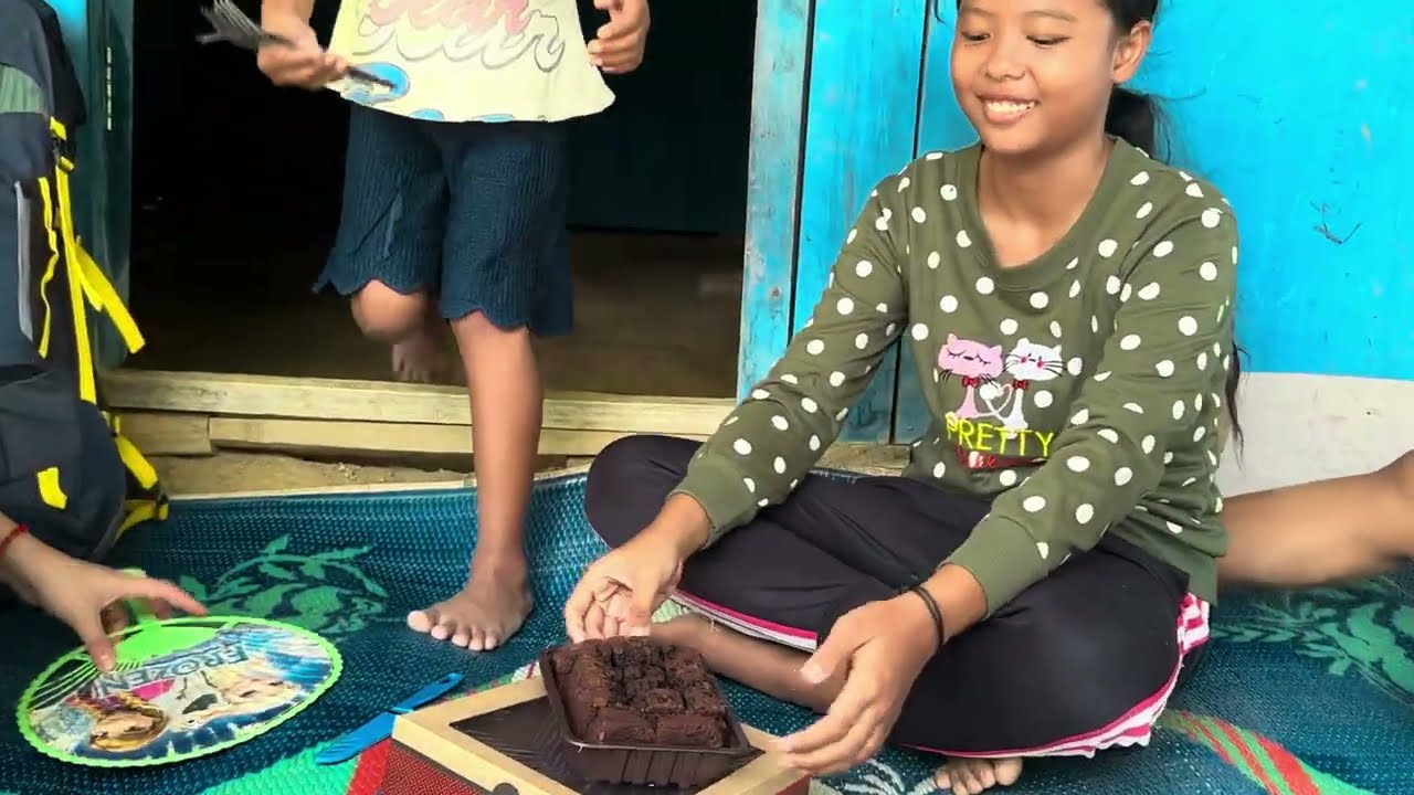 ANTERIN KUE BOLU KETAN HITAM KE RUMAH PAK DARJO