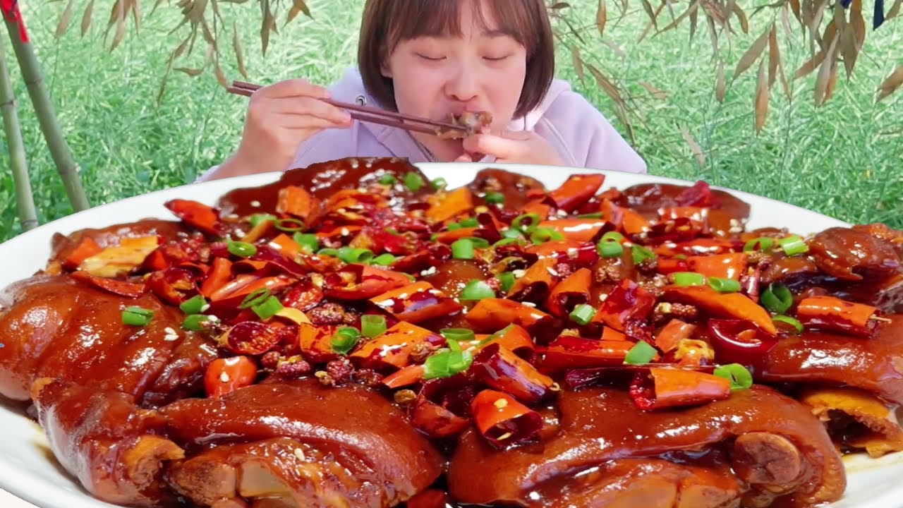 秋妹又來啃豬腳腳了，香辣軟糯巴適得其反板，媽媽來晚了一口都沒吃！ 【顏美食】