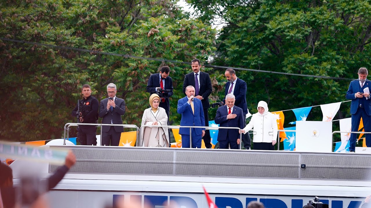 Cumhurbaşkanı Erdoğan, Ankara Arena Spor Salonu girişinde halka hitap etti