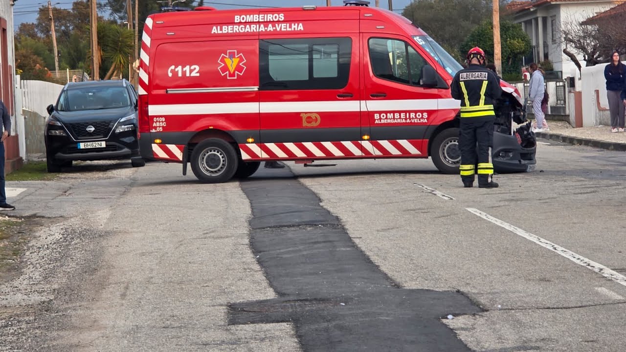 Colisão entre ambulância e viatura ligeira no Sobreiro faz dois feridos, um em estado grave