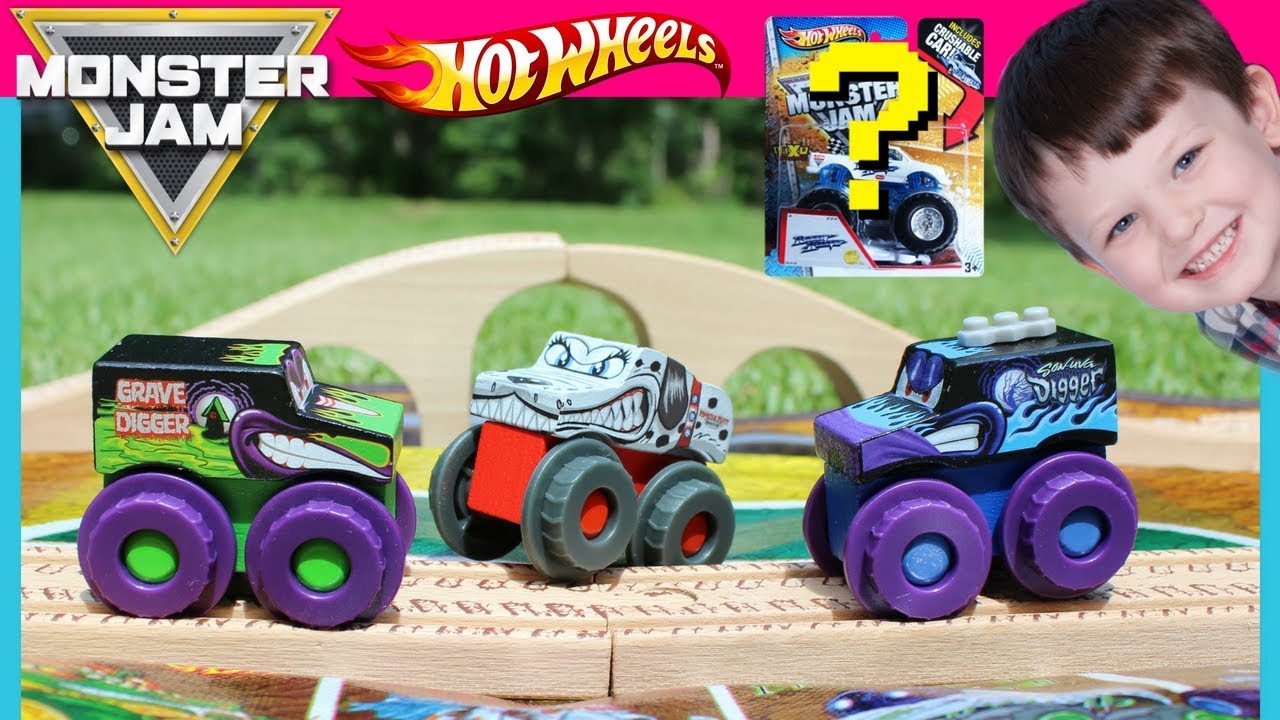 MONSTER JAM TRUCKIN' PALS WOODEN PLAYSET with HOT WHEELS MONSTER JAM MONSTER TRUCKS PINATA