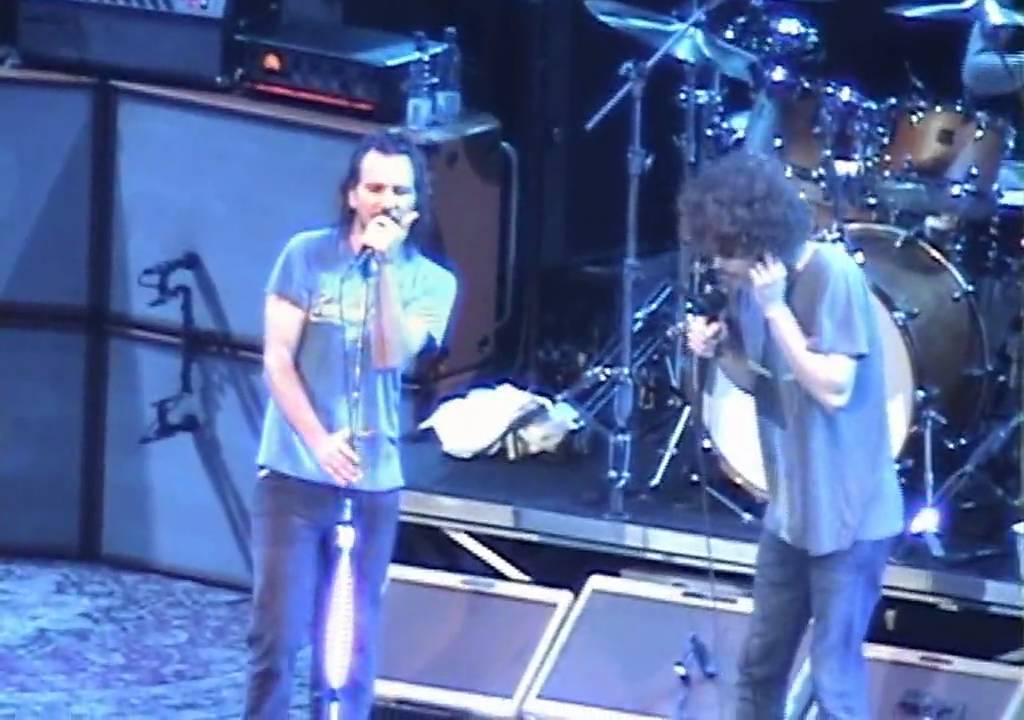 Pearl Jam w/ Andrew Stockdale - Hunger Strike (Barcelona '06) HD