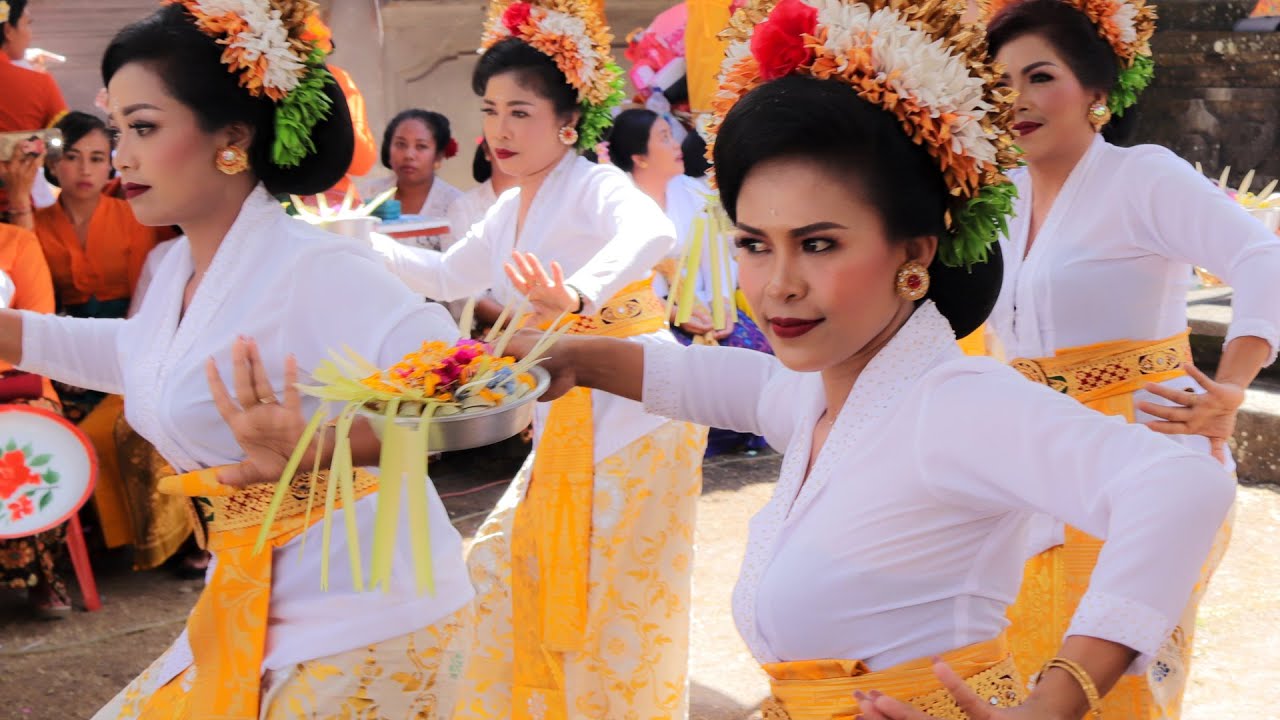 Tari Rejang Taman Sari
