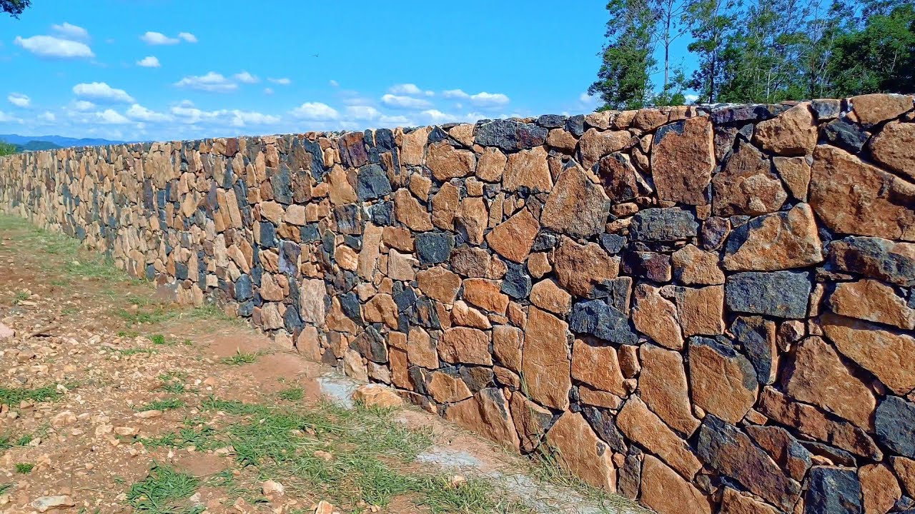 INCRÍVEL COM 90 METROS DE MURO DE PEDRA DA ROÇA