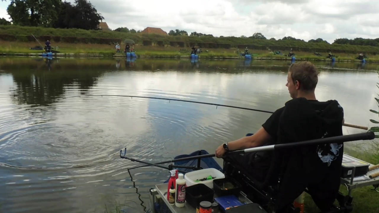 Bart Hartjes drilt een karper op de feeder