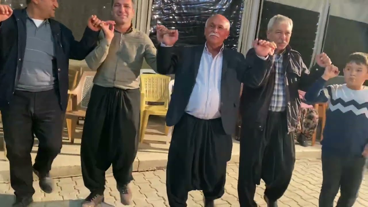 Nişan merasimi bol türkülü halay