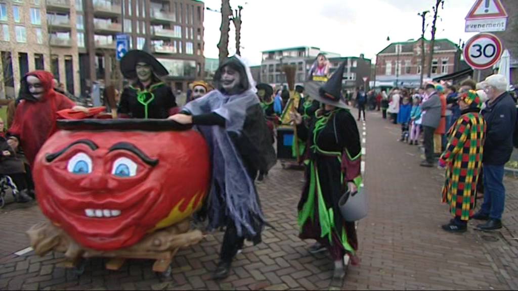 Optocht Knoerissen Uden