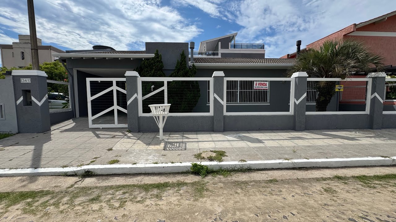 Casa 10 dormitórios, e terraço com piscina e vista eterna do mar!