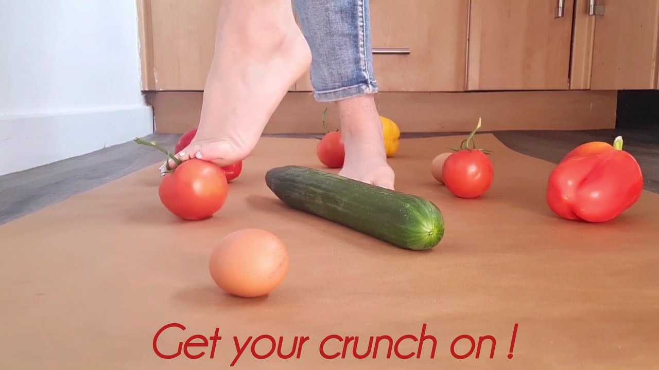 Preparing an omelette with my feet | Food crushing & ASMR