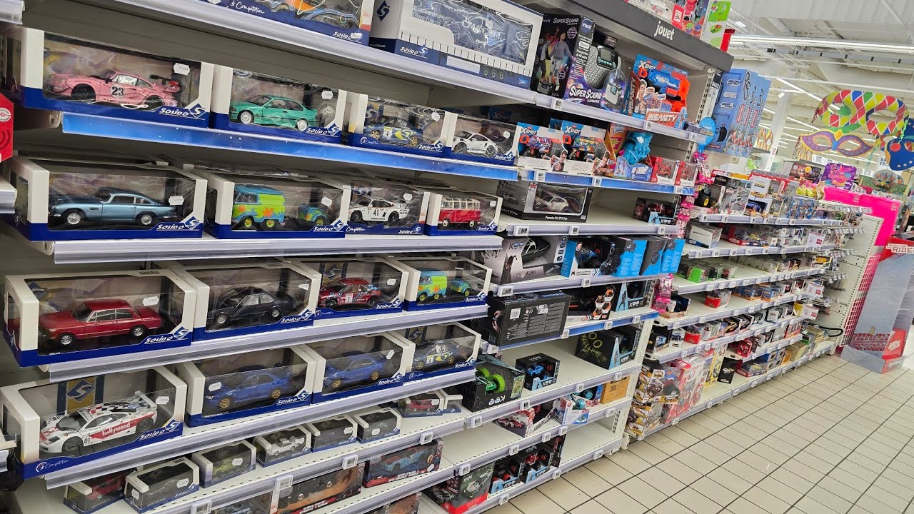 Давайте посмотрим на Auchan Roncq, там есть литые машинки! Hot Wheels, Majorette, Solido, bburago...