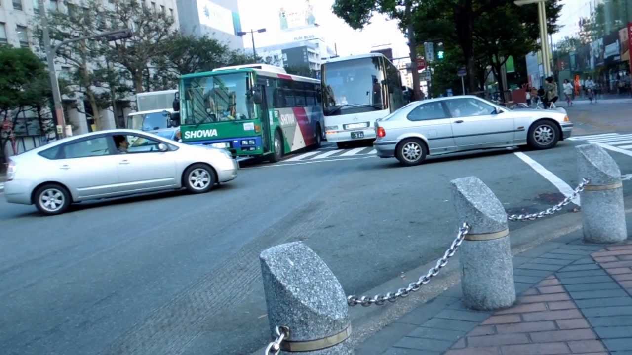 渋滞で昭和バスに進路を譲るいわさきグループ桜島号さすがプロ