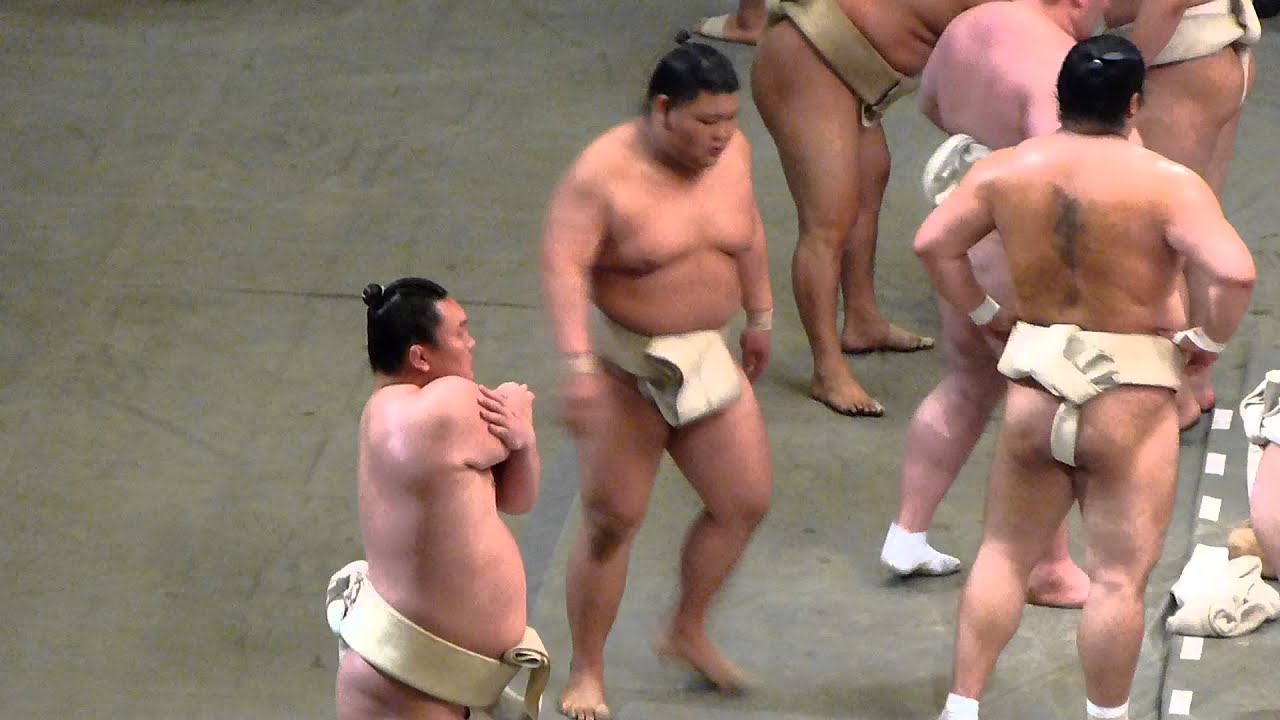 横綱白鵬登場！挨拶や水をつける関取衆、でも稀勢の里は．．．？（平成25年4月27日　公開稽古総見）