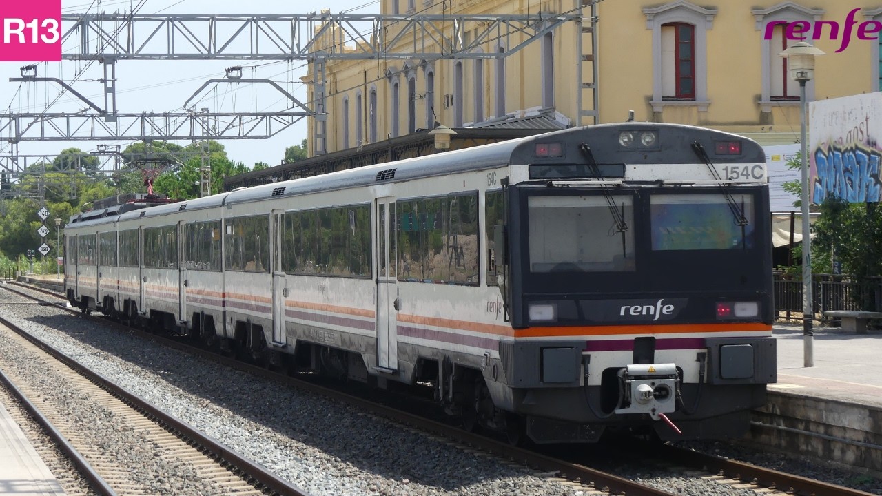 Renfe 470 parant i sortint de Valls amb destinació R13 Sant Vicenç de Calders