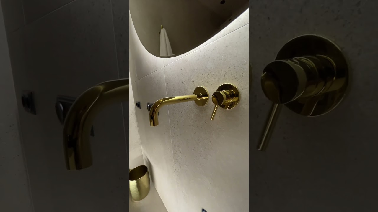 Роскошная ванна с окном и золотым краном — мечта в реальности! 💎🛁