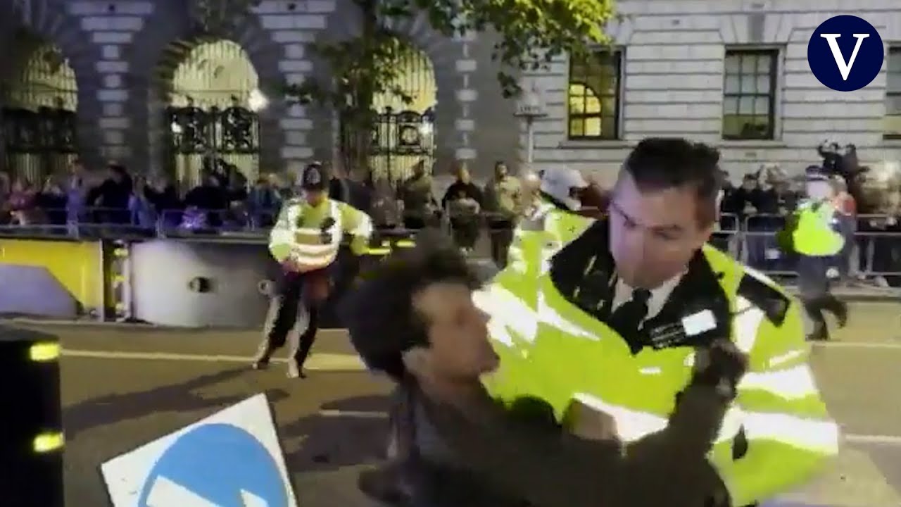 La Policía derriba en Londres a un patinador que atravesaba la comitiva del rey Carlos III