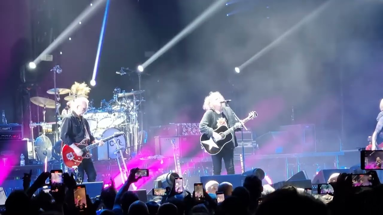 The Cure - Boys don't cry -  LIVE 04.11.22 Milan @thecure @RobertSmith 