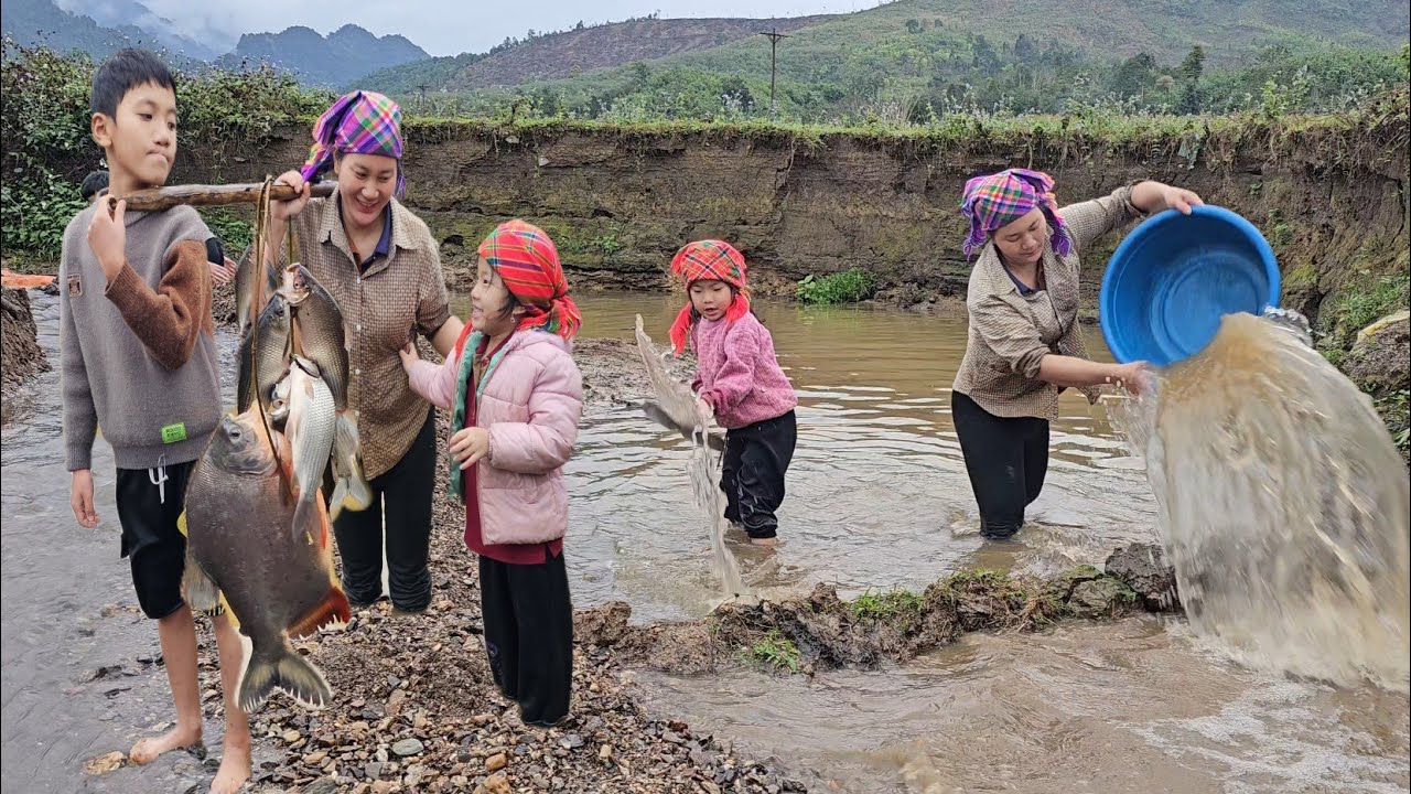Sinh and his children went down to the stream to part the water and catch fish.