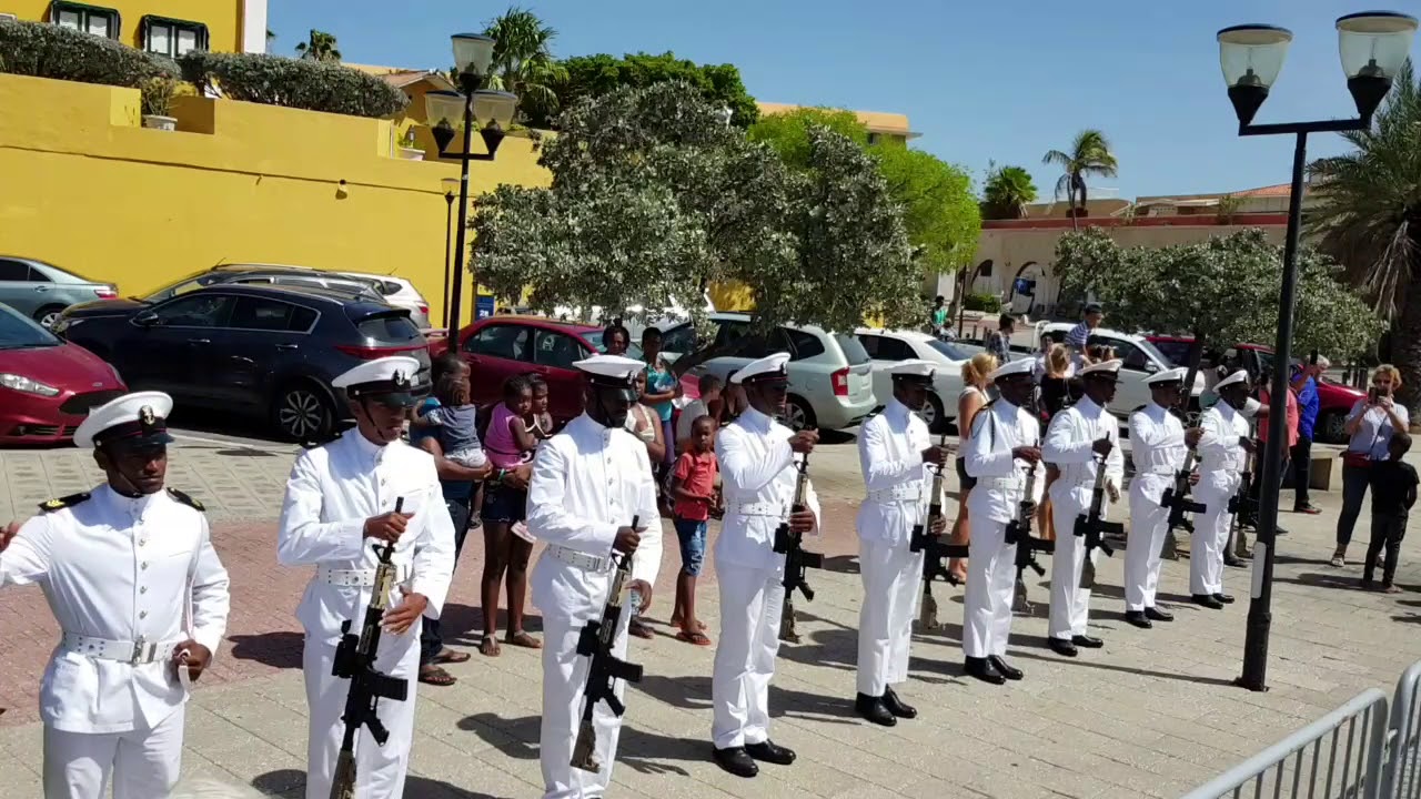 Zr Ms Friesland binnenkomst Curacao