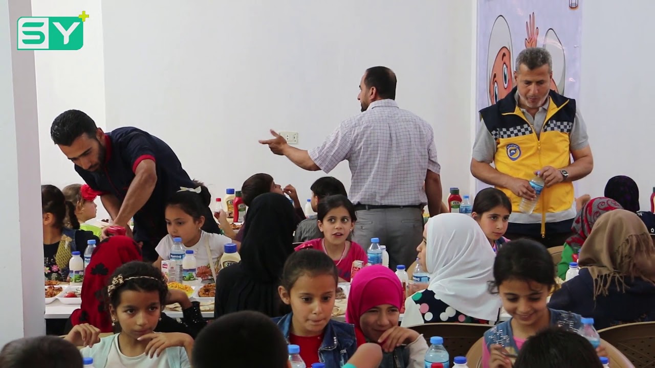 إفطار جماعي لأطفال مدارس 