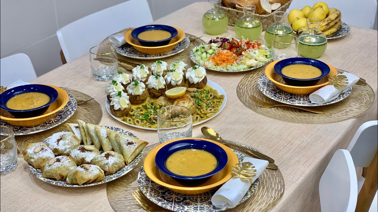 طاولة اليوم السابع 🌙مميزة جدا 👌🏼طاجين الزيتون بشكل جديد ،بسطيلة بالجاج على اصولها ،حريرة و موخيطو
