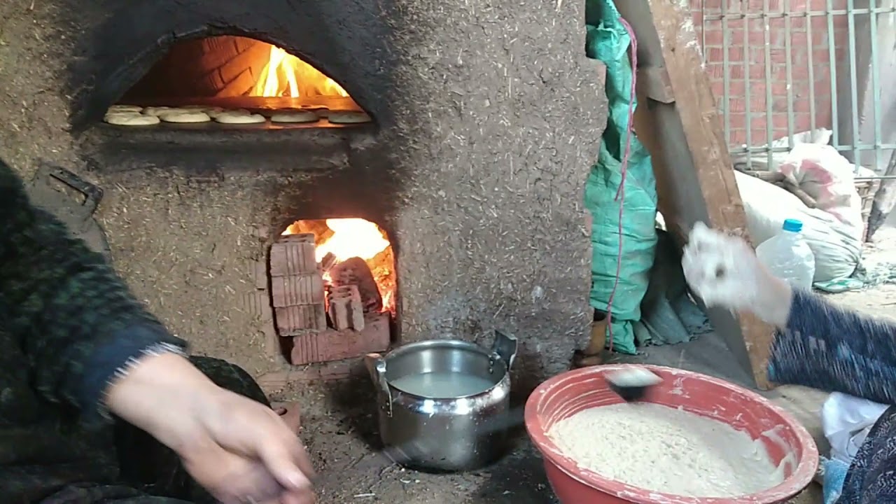 خبيز العيش البتاو في الفرن البلدي
