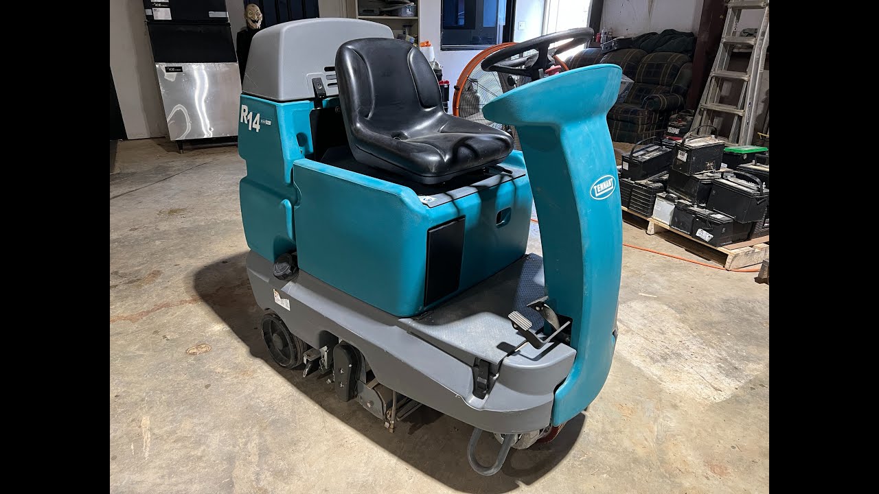 Tennant R14 Ride-On Carpet Extractor (26 Hours)