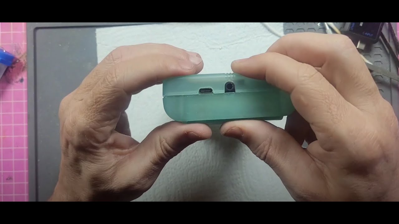 USB-C no Gameboy DMG para carregar a bateria.