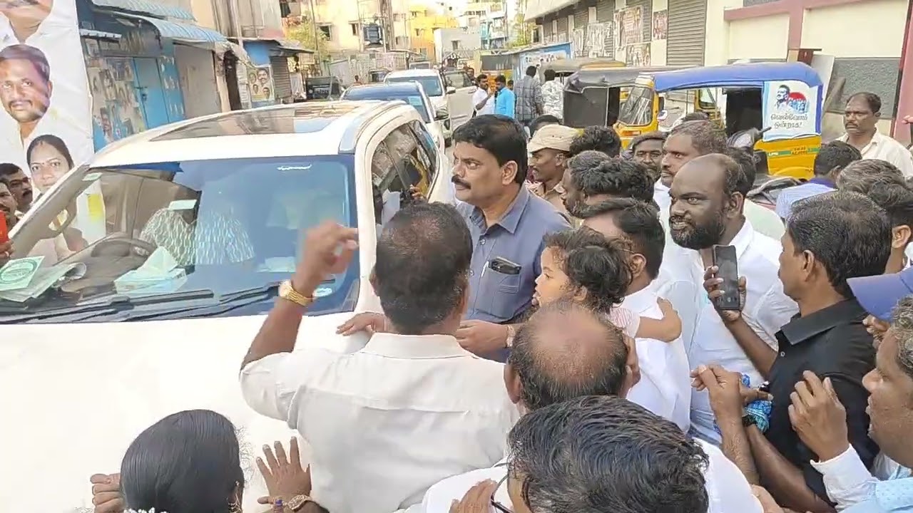 பேத்தி ஐஸ்வர்யா அவர்கள் தலைவர் அவர்களின் கையில் உடன் நான்