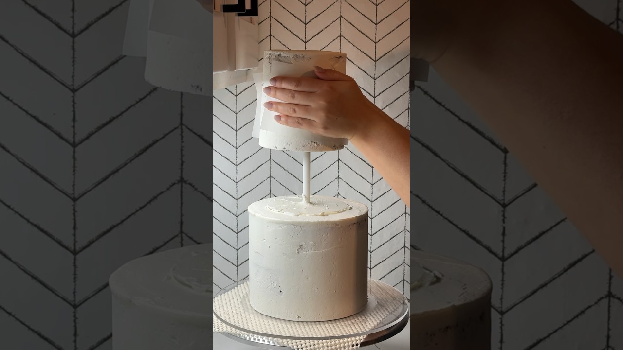 Stacking a tiered cake 👩🏼‍🍳