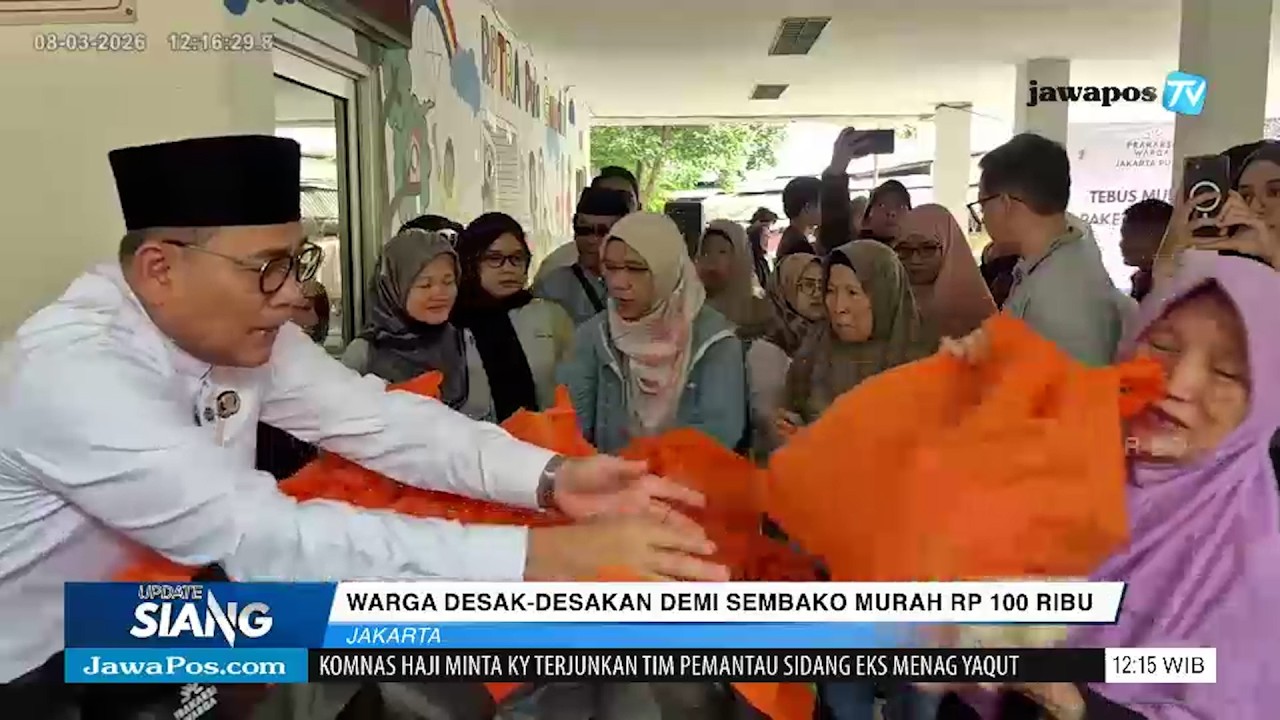Warga Berdesakan Untuk Antre Sembako Murah