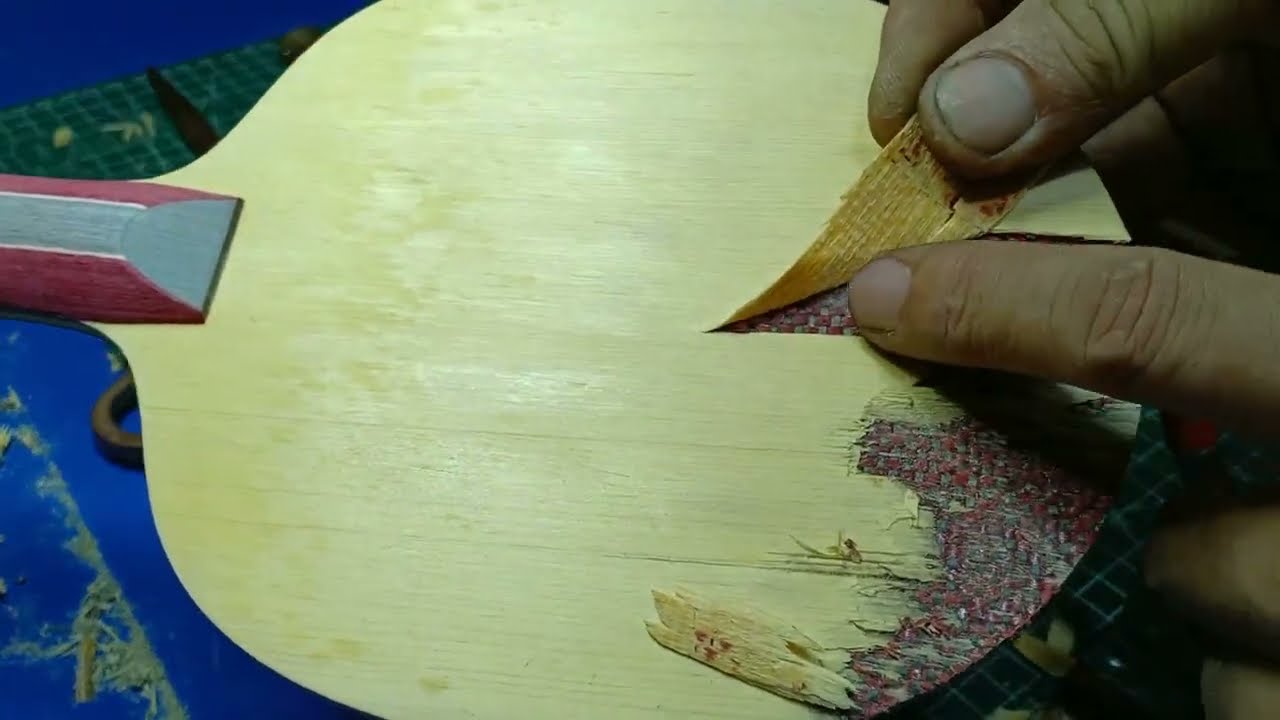 Thay lớp gỗ mặt cốt vợt bị bong keo