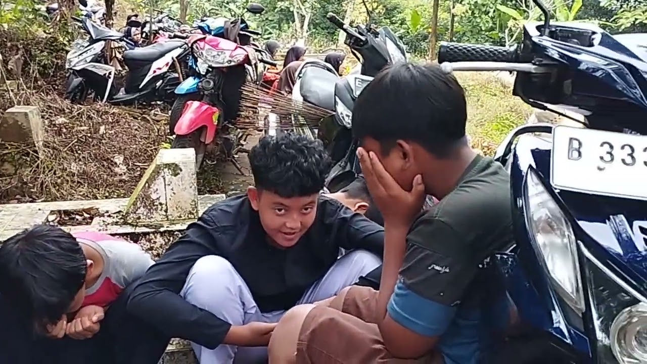 MENJELANG BULAN SUCI ROMADON MENBERSIHKAN MAKAM DAN DO'A BERSAMA